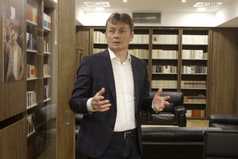 DARKO GLIŠIĆ: Pokušajem obojene revolucije najveća šteta se nanosi Srbiji, a ne SNS-u