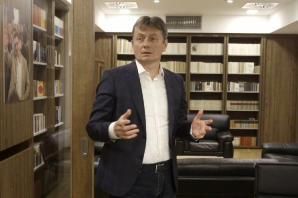 DARKO GLIŠIĆ: Pokušajem obojene revolucije najveća šteta se nanosi Srbiji, a ne SNS-u