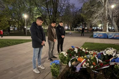 STUDENTI KOJI ŽELE DA UČE POLOŽILI VENAC NA SPOMENIK MILICI RAKIĆ! Da se ne zaborave žrtve NATO agresije!