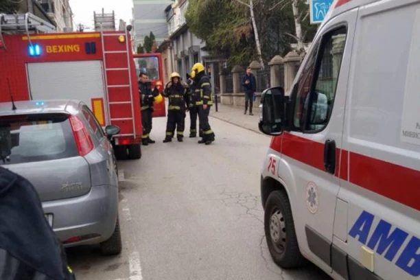 VATROGASCI SPASILI TRUDNICU I DETE IZ STANA U PLAMENU! Laptop zapalio kuhinju u Kragujevcu!