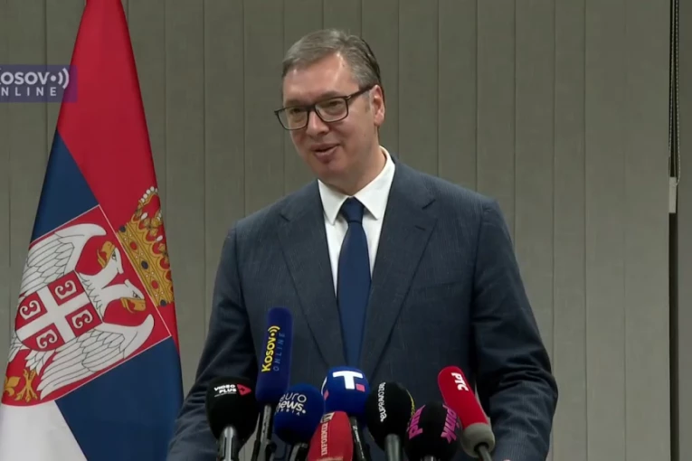 "ŽAO MI JE LJUDI KOJI MORAJU DA TRPE TEROR AGRESIVNIH KOJI NEMAJU ARGUMENT": Vučić se obratio iz Brisela