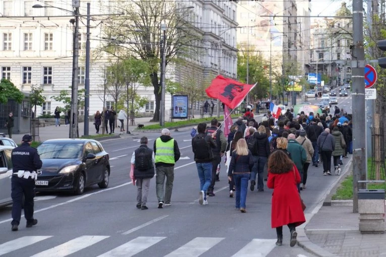 UPOREDILI SRBIJU SA RAJHSTAGOM! Još jedan sraman potez studenata foteljaša - rugaju se žrtvama! (FOTO)