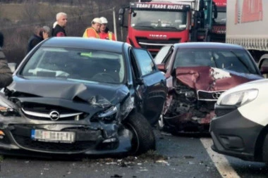 SNIMAK JEZIVE NESREĆE ŠOKIRAO BALKAN: Vozilo u Budvi potpuno smrskano, povređeno četvoro državljana Srbije (VIDEO)