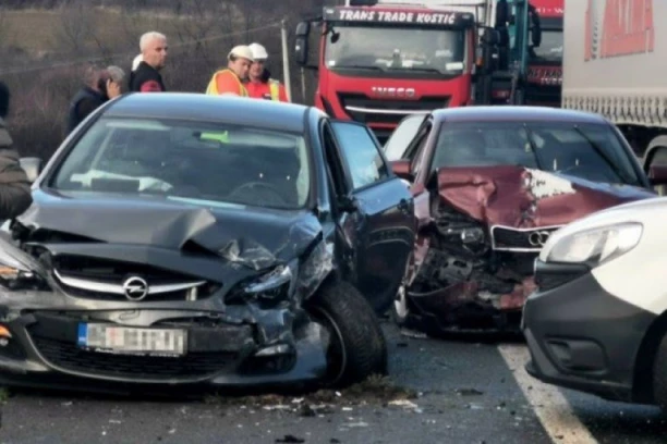 SNIMAK JEZIVE NESREĆE ŠOKIRAO BALKAN: Vozilo u Budvi potpuno smrskano, povređeno četvoro državljana Srbije (VIDEO)