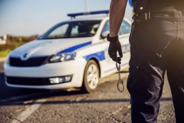 POLICAJAC MU STAVIO LISICE, HRVAT POBEGAO SA RUKAMA IZA LEĐA: Najsmešniji huliganski snimak koji ste videli! (VIDEO)