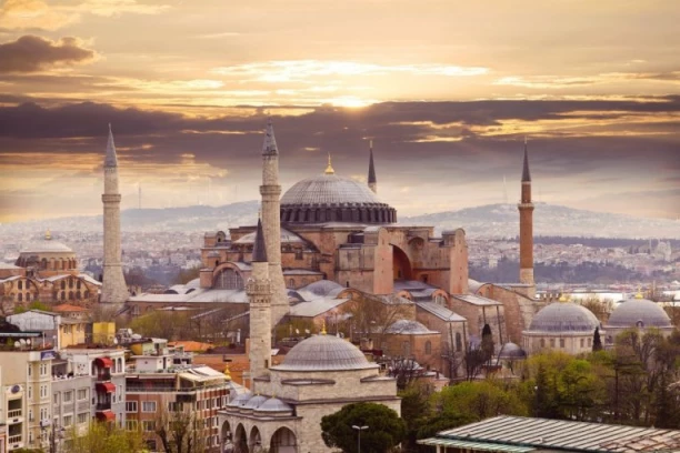URUŠILO SE GRADILIŠTE U ISTANBULU! Jedna osoba poginula, radnici ostali zarobljeni ispod ruševina