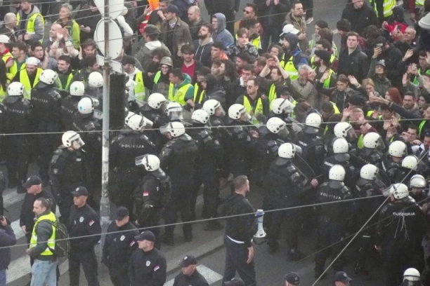 TEROR BLOKADERA FOTELJAŠA! Guraju baku na policiju! (VIDEO)