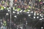 TEROR BLOKADERA FOTELJAŠA! Guraju baku na policiju! (VIDEO)