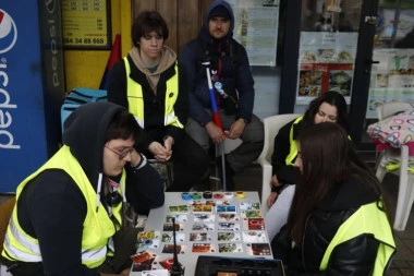 "SIDO, RODILA SI IDIOTA", ALI U MODERNOJ VERZIJI! Blokaderi "ne vide" studente koji žele da uče, kažu NIKADA NISU NIJEDNOG SRELI UŽIVO! (VIDEO)