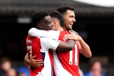 LIVERPUL MORA DA ČEKA: Arsenal pregazio Ipsvič, Junajted pao kod kuće!