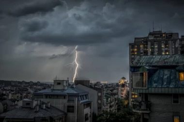 PLJUSKOVI SA GRMLJAVINOM U OVA DVA DELA SRBIJE! Dolaze obilne padavine, poseban apel na one koji su na otvorenom danas