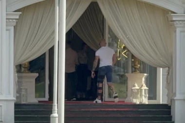 VERENIK TEE TAIROVIĆ POVREĐEN STIGAO NA SVADBU! Izašao iz vile u ŠOK-IZDANJU! (VIDEO)