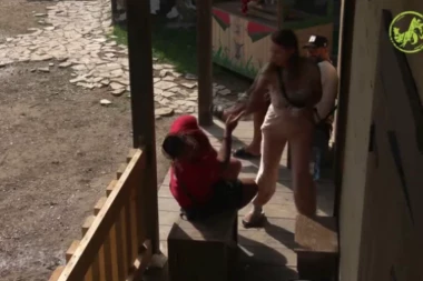 SNEŽA KUŠADASI I PECA U INTIMNOJ AKCIJI: Dohvatio je pred svim učesnicima "Farme" - ona POCRVENELA!