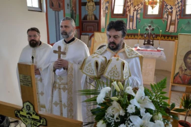 SVETLOST VASKRSA OBASJALA I ONE IZA REŠETAKA: Prva vaskršnja liturgija u valjevskom Kazneno-popravnom zavodu