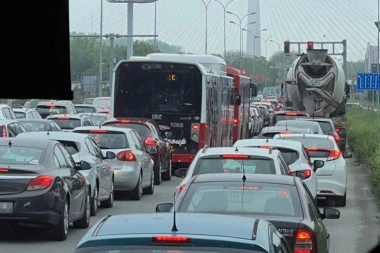 POTPUNI KOLAPS KOD ADE CIGANLIJE! Vozila se ne pomeraju, Beograd danas potpuno u crvenom! (FOTO)