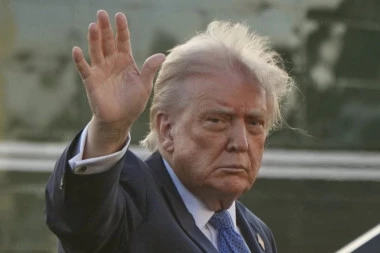 "NEKA SILA BUDE SA VAMA" Bela kuća objavila novu hit fotografiju Donalda Trampa (FOTO)