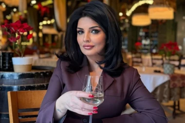 ČITAVA SRBIJA BRUJI O NOVIM FOTOGRAFIJIMA MILENE POPOVIĆ: Svi gledaju u njenu desnu ruku i JEDAN detalj koji sve otkriva! (FOTO)