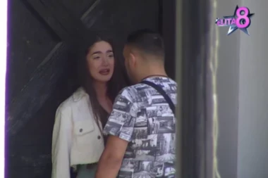 ANĐELA I GASTOZ RASKIDAJU! Dobila ŠOK poklon iz OVE države, a poruka otkriva sve o njenoj PROŠLOSTI!