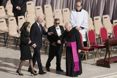 STIGAO I BAJDEN U RIM: Bivši predsednik Amerike više ne može da HODA SAM (FOTO)