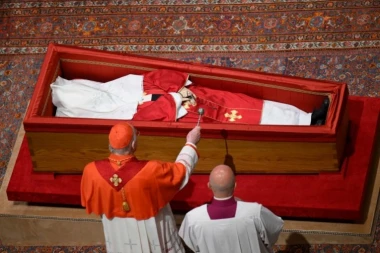 UZ PAPU ĆE BITI POKOPANI I OVI PREDMETI! Među njima i jedan tajni dokument - a EVO šta u njemu piše! (FOTO)