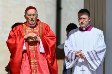 POČELA PRVA OD UKUPNO DEVET ZADUŠNIH MISA: Svet se oprašta od voljenog pape, hiljade vernika na Trgu svetog Petra