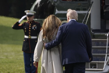 LICE MELANIJE TRAMP NEPREPOZNATLJIVO! Pojavila se na sahrani pape i stilom sve oduvala, ali šta joj se OVO dogodilo - jedna slika širi se poput stihije! (FOTO)