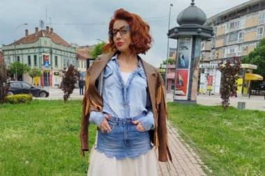 OVA KRAGUJEVČANKA DANAS NAS JE POTPUNO OBORILA S NOGU: Za njom su se svi redom okretali, na kišni dan ponela čarapice koje kriju veliku tajnu! (VIDEO)