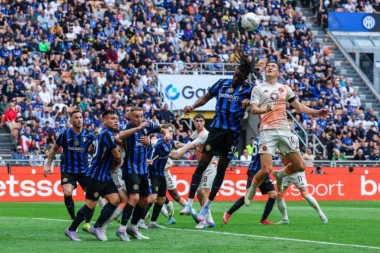 INTEROV KIKS KOJI ĆE GA MOŽDA KOŠTATI SKUDETA! Napolitanci se raduju poklonu Rome!