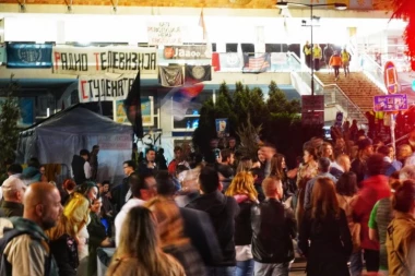 STUDENTI FOTELJAŠI NAJZAD SKINULI MASKE I RAZOTKRILI SVOJE PRAVO LICE: Najnovijim zahtevom pokazali da im je samo BITNA VLAST I NIŠTA DRUGO