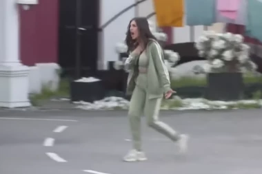 ENA ČOLIĆ IZGUBILA KONTROLU! Zaletela se kao ZVER na Peju - izbio RUSVAJ u cik zore, kamera usnimila haos u dvorištu! (VIDEO)