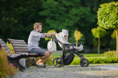 OSTAVILA JE MUŽA NA KRATKO SA BEBOM - POSLE NEKOLIKO MINUTA JU JE ZVAO U PANICI: Deteta nigde nije bilo, vrištao je i plakao - a onda je ugledala snimak! (VIDEO)