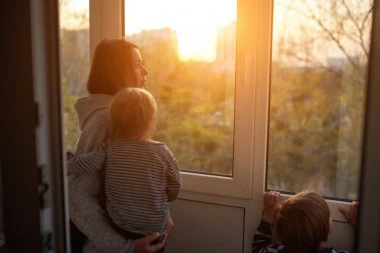 SAMOHRANA MAJKA DVOJE DECE IZ NOVOG SADA OSTALA BEZ STANA: Izgubila i depozit i krov nad glavom