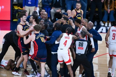 OVO MOŽE SAMO NBA: Pogledajte ludu završnicu meča Voriors - Rokets, Batler povređen režirao čudo! (VIDEO)