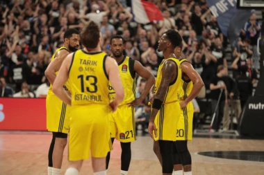 LUDILO U SVLAČIONICI FENERBAHČEA, GUDURIĆ ODMAH POKAZAO KARTU! Igrači turskog tima ovako odali zahvalnost treneru (VIDEO)