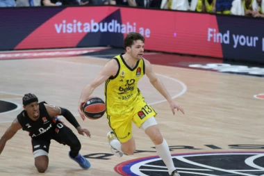 SNIMAK KOJI ĆE OBORITI INTERNET: Fenerbahče uz pomoć sudije došao do koša! (VIDEO)