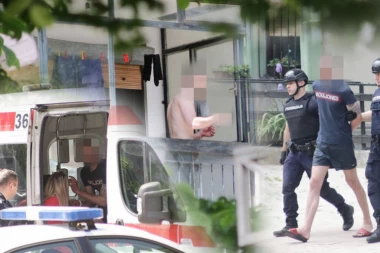 KRAJ DRAME U RAKOVICI! Muškarac počeo da se seče nožem, policija RAZVALILA vrata i sprečila ga da se UBIJE! (FOTO+VIDEO)