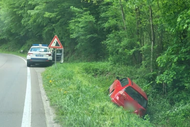 DRAMA KOD ČAČKA! Vozač izgubio kontrolu nad automobilom, pa sleteo u kanal dubok nekoliko metara! (FOTO)