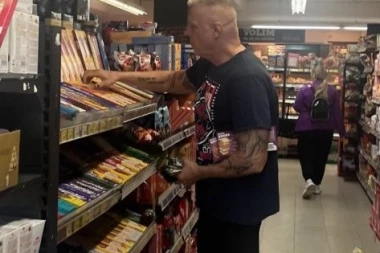 PET STRAŠNIH PREKRŠAJA ZA PET MINUTA, ALI NJEGA BAŠ BRIGA: Đorđe David liže sladoled!