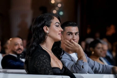KRISTIJANO NA APARATIMA: Skinula se atraktivna Georgina - jedan detalj je mnogima upao u oči! (FOTO)