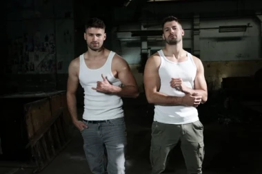 "SKIDAJU NAS NA NASTUPIMA, CEPAJU..." Najpoznatiji blizanci u Srbiji ZALUDELI žene: "Kaplju pare, mi smo kraljevi bakšiša" - a ovu TAJNU čuvaju! (VIDEO)