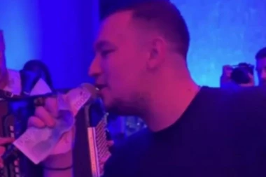 ZA REFREN PESME UZEO 3000 EVRA: Obelodanjen video Uroša Živkovića sa BAKŠIŠEM - OD CIFRE ĆE VAM SE ZAVRTETI U GLAVI! (FOTO)