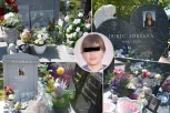 NEUTEŠNI RODITELJI OSTAVILI SRCE NA GROBOVIMA! Bol isklesana na spomenicima Bojane i Adrianе koje su ubijene u Ribnikaru! OVE PORUKE ĆE VAS SLOMITI! (FOTO)