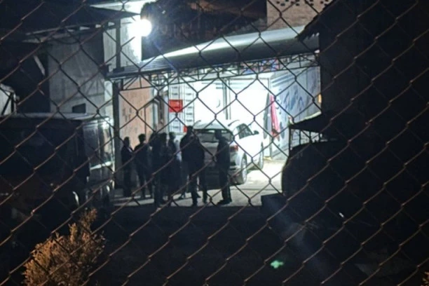PRVE SLIKE SA MESTA STRAVIČNE NESREĆE KOD TOPOLE! Meštani i sveštenik u šoku! NASTRADALI DOBRI, ČESTITI I UGLEDNI LJUDI DOK SU SE SPREMALI ZA SLAVLJE! (FOTO)