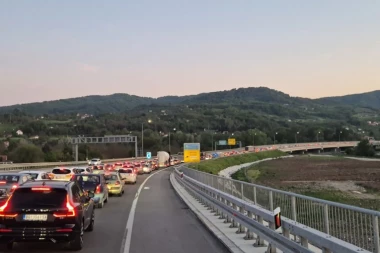POSLEDNJI TALAS GUŽVI NAKON PRVOMAJSKIH PRAZNIKA! Oglasio se AMSS - Vozači, spremite se na kolapse na OVIM saobraćajnicama!