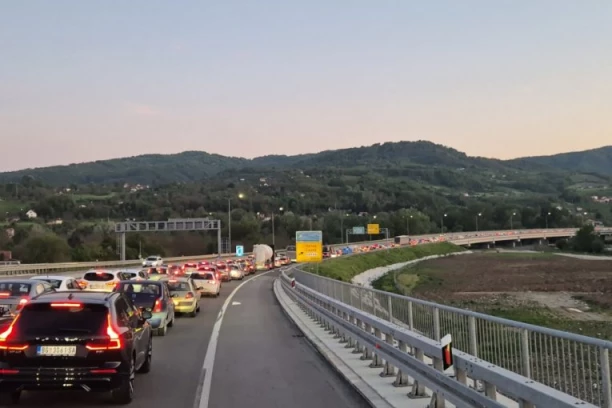 POSLEDNJI TALAS GUŽVI NAKON PRVOMAJSKIH PRAZNIKA! Oglasio se AMSS - Vozači, spremite se na kolapse na OVIM saobraćajnicama!