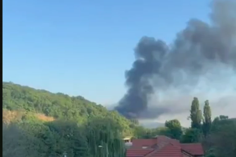 VELIKI POŽAR NA KOŠTUNJAKU, KULJA CRNI DIM! Vatrogasne ekipe na terenu (VIDEO)