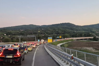 PAKAO NA GRANIČNIM PRELAZIMA ZA PRVI MAJ! Stranci masovno krenuli ka Srbiji!  (FOTO)