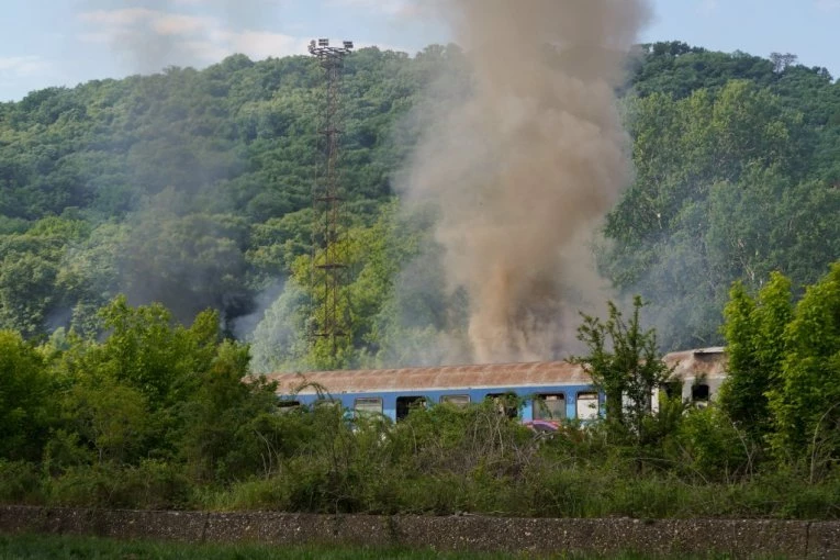 VELIKI POŽAR KOD PANČEVAČKOG MOSTA! Gust crni dim kulja u nebo, vatrogasci na terenu! (VIDEO)