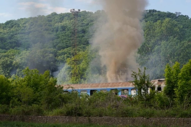 VELIKI POŽAR KOD PANČEVAČKOG MOSTA! Gust crni dim kulja u nebo, vatrogasci na terenu! (VIDEO)