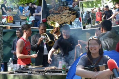 HARMONIKA, TRUBAČI I MIRIS ROŠTILJA! Ljudi od ranog jutra pohitali na Adu Ciganliju - URANAK ZA PAMĆENJE! (FOTO, VIDEO)